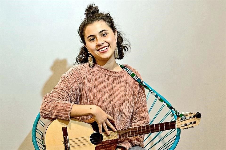 A los 18 años, Silvana Estrada tenía un sueño: 'Viajar y hacer su propia música'. Hoy tiene 20 y lo está cumpliendo.