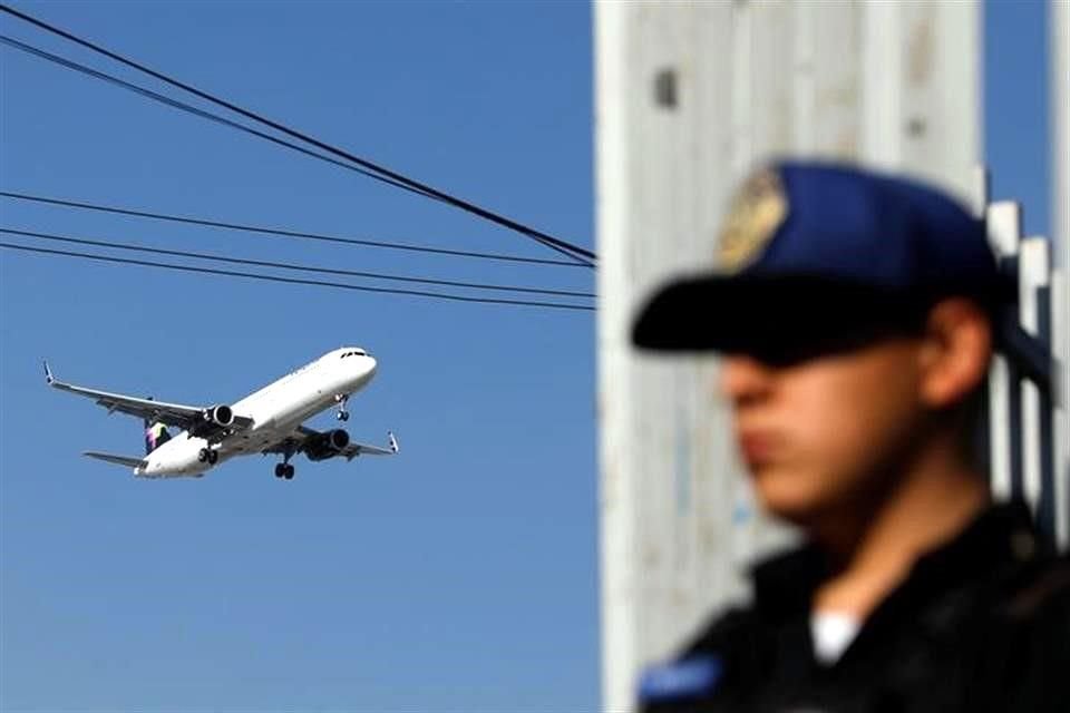 Mxico y EU analizan colocar a alguaciles armados en vuelos comerciales transfronterizos, segn documentos vistos por Reuters.