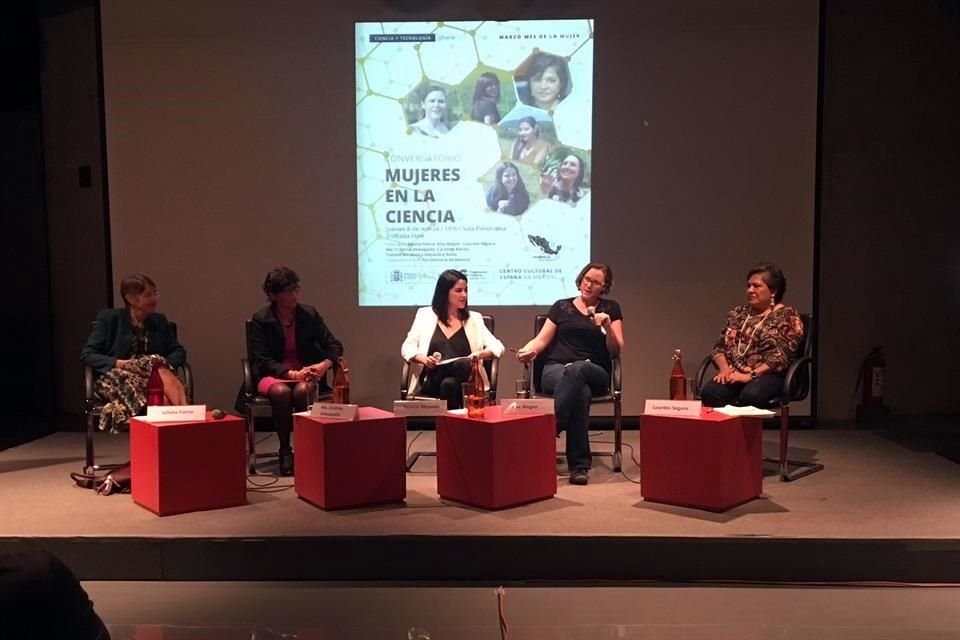 Las científicas participaron en el conversatorio 'Mujeres en la ciencia', en el Centro Cultural de España.