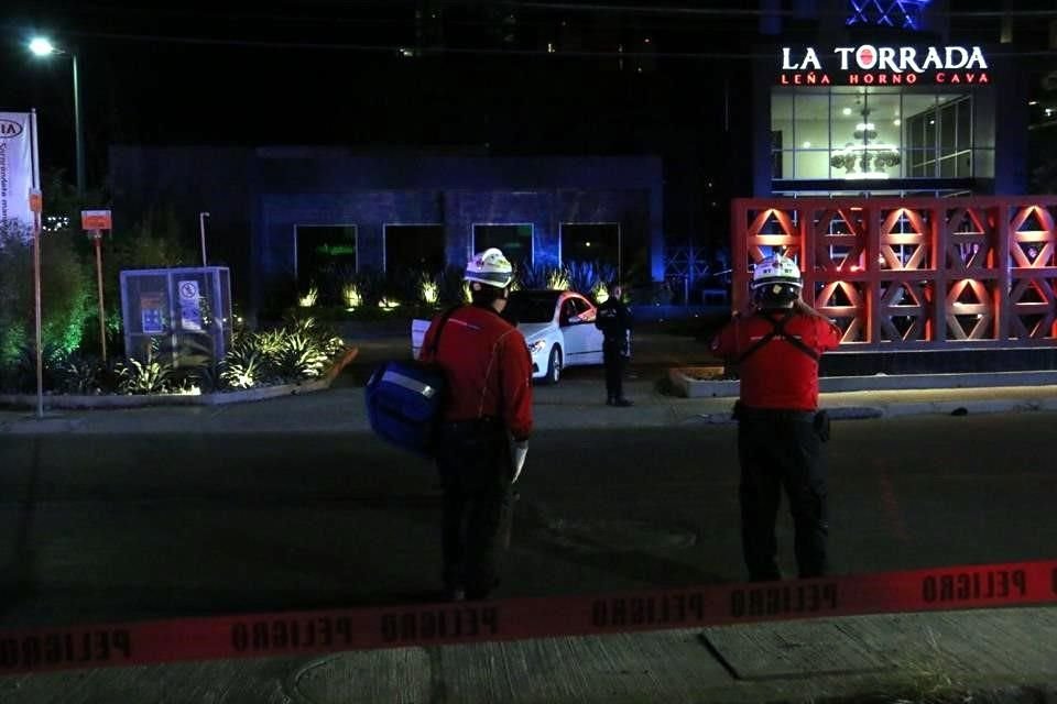 El reporte fue realizado alrededor de las 21:50 horas, justo en la salida del estacionamiento del negocio, que se ubica en Lzaro Crdenas, casi en la esquina con Diego Rivera.
