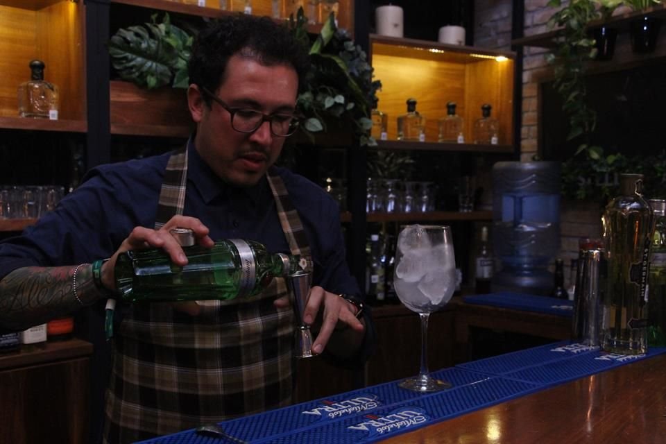 El bartender mexicano Ricardo Sandoval preparó bebidas como el Gin 47 en el restaurante Begoña.