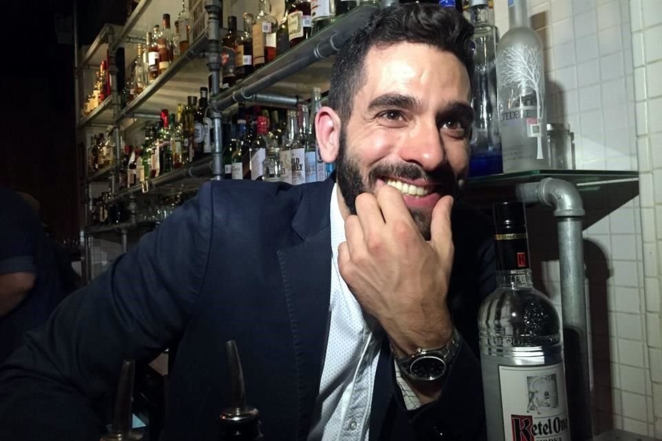 El mixólogo experto Paulo Figueiredo, embajador del vodka Ketel One, dio una master class a los regios en el bar Maverick, donde compartió trucos y tips para preparar un buen martini.
