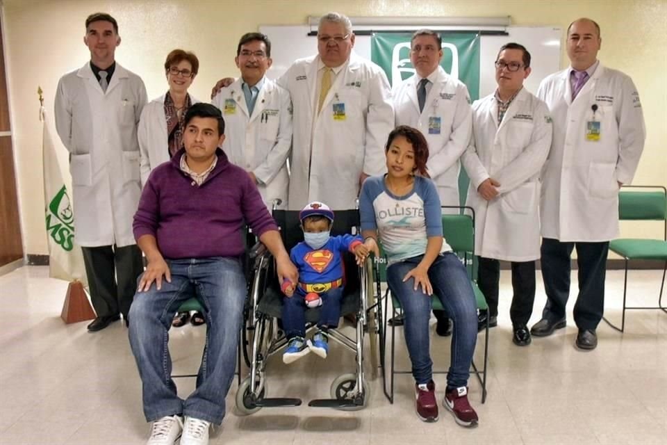 Francisco Javier Reséndiz, padre del pequeño Joshua, le donó un pedazo del órgano, ya que padecía del Síndrome Alagille.