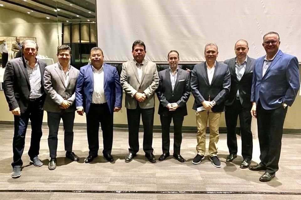 Guillermo Rodríguez, Orlando Montalvo, Nestor Guerrero, Mario Martínez, Jaime González, Jesús Martínez, Luis González  y Abelardo Perches