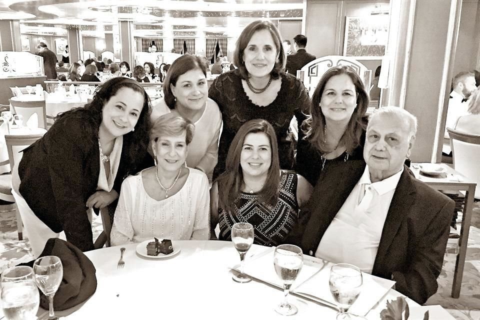 Laura Castellanos de Rodríguez y Ciriaco Rodríguez con sus hijas Rocío, Dora Sylvia, Laura Verónica, Ana Lucía y María Eugenia