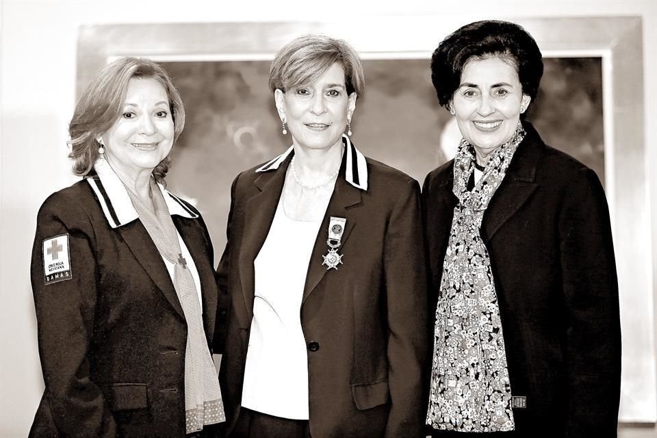 Irma Luz de Welsh, Laura Castellanos de Rodríguez y Lolita de la Garza de Benitez, integrantes de Cruz Roja