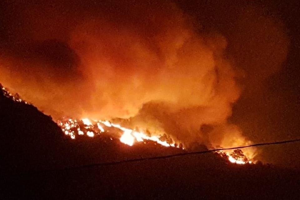 Protección Civil de NL reportó que el incendio en la Sierra de Santiago avanzó y lleva ya más de 8 mil hectáreas afectadas.