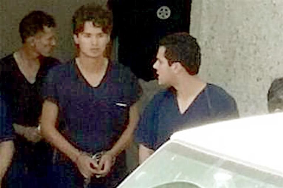 El San Antonio Express News public ayer una foto de Rafael Martnez Leal (centro) saliendo de la corte con su cmplice Pablo Hoyos (der.).