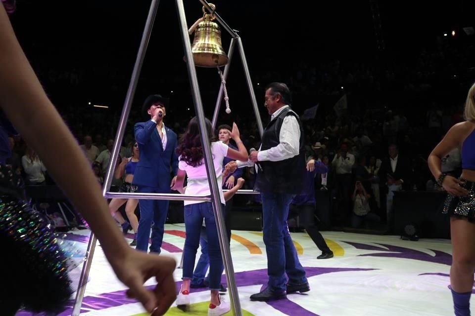 Una campana fue colocada en el escenario, igual que en el evento anterior de la Arena Monterrey, para que Rodrguez la toque como acto simblico de lo que llama 'la nueva independencia'.