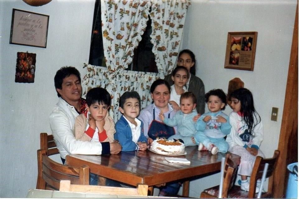 Los padres de Isaac, Héctor Hernández y Laura Fernández junto a sus hijos.