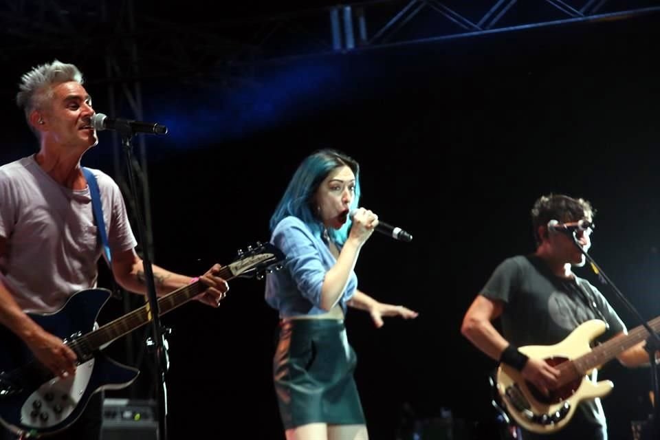 Para tocar su nuevo sencillo, La Gusana Ciega invitó a la cantante Sandra Corcuera.