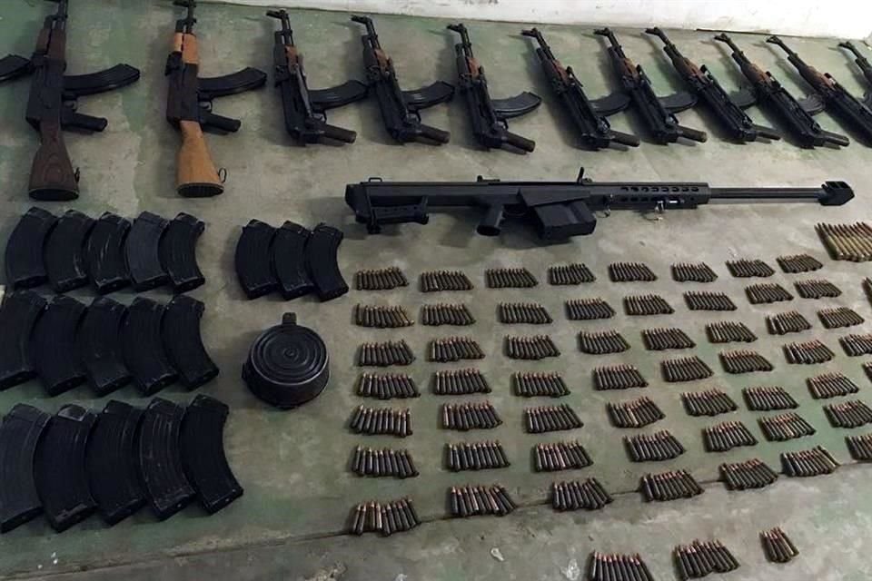 Militares aseguraron 12 armas largas tipo AK-47, un fusil tipo Barret, además de cargadores y cartuchos en Camargo, Tamaulipas.