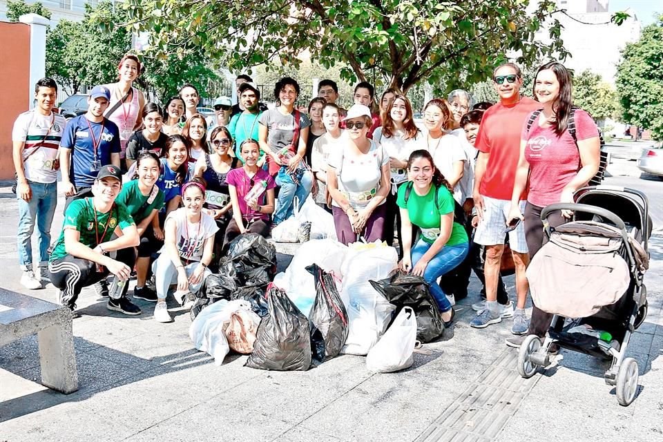 Activistas ambientales levantaron la basura de los alrededores de la Macroplaza en el Día Internacional de la Limpieza.