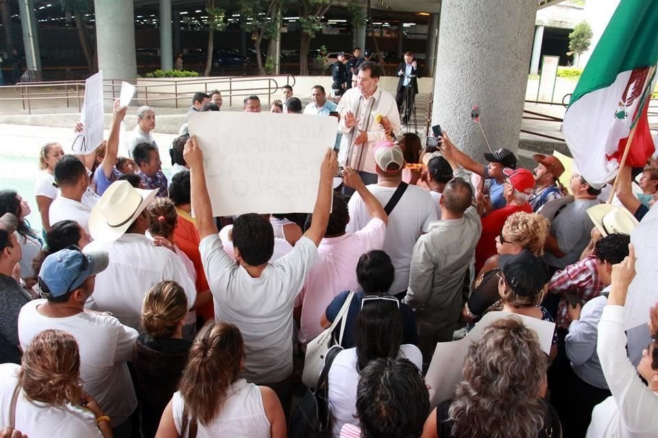 Decenas de posesionarios protestaron con cartelones con mensajes contra el Gobernador Jaime Rodrguez.