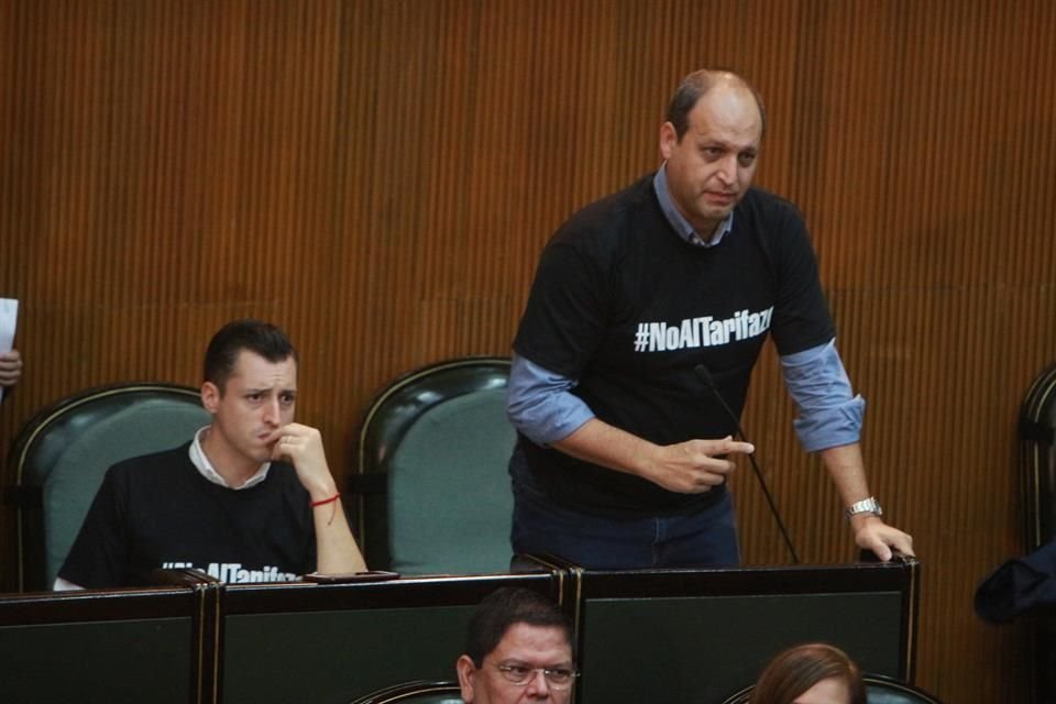Durante la presentación del acuerdo en el pleno, algunos Diputados portaron playeras con la leyenda #NoAlTarifazo y cartelones con el mismo mensaje.