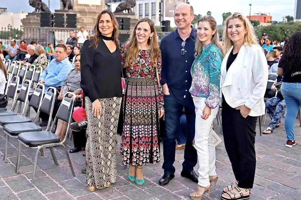 Cristina Canales, Celina Canales, César Montemayor, Laura Cantú y Marcela Odriozola