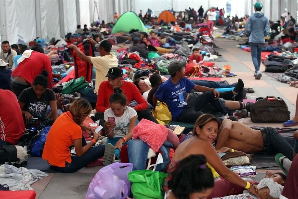 As luce el albergue en el Estadio Palillo, en Ciudad Deportiva, en el tercer da de estancia de los migrantes que partieron en caravana desde Honduras.