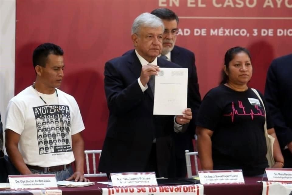 3 DE DICIEMBRE DE 2018.El Presidente Andrés Manuel López Obrador crea por decreto la Comisión para la Verdad y el Acceso a la Justicia en el caso Ayotzinapa.<br>