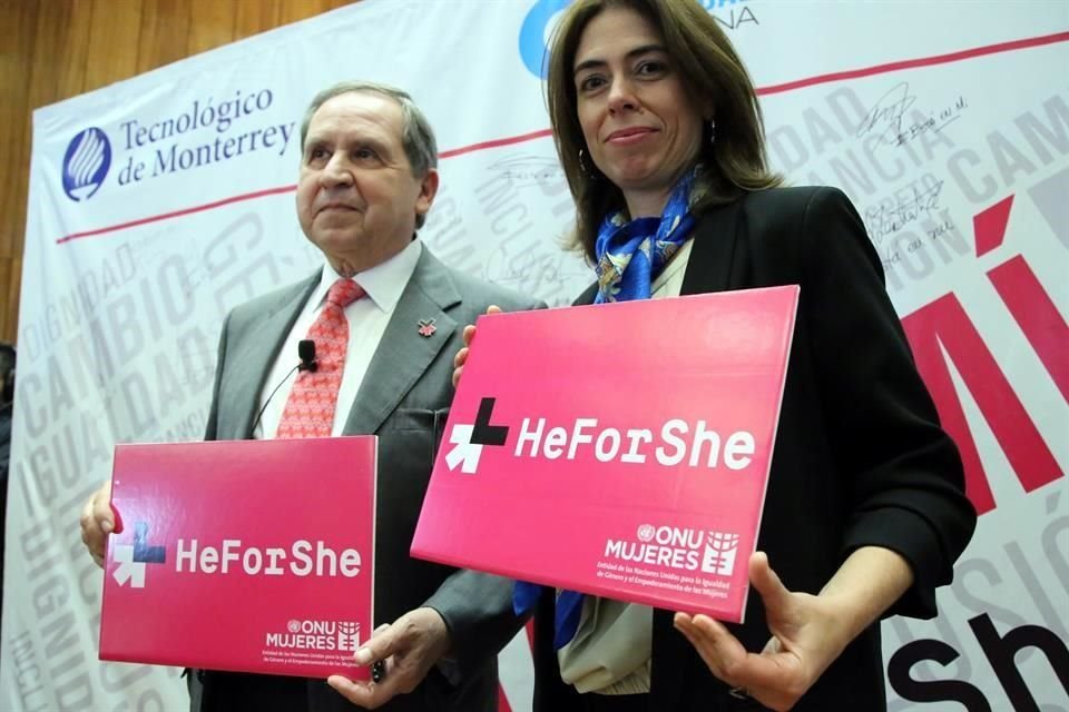 Salvador Alva, presidente del Tec, y Belén Sanz, representante de ONU Mujeres en México, firmaron el pacto He For She.