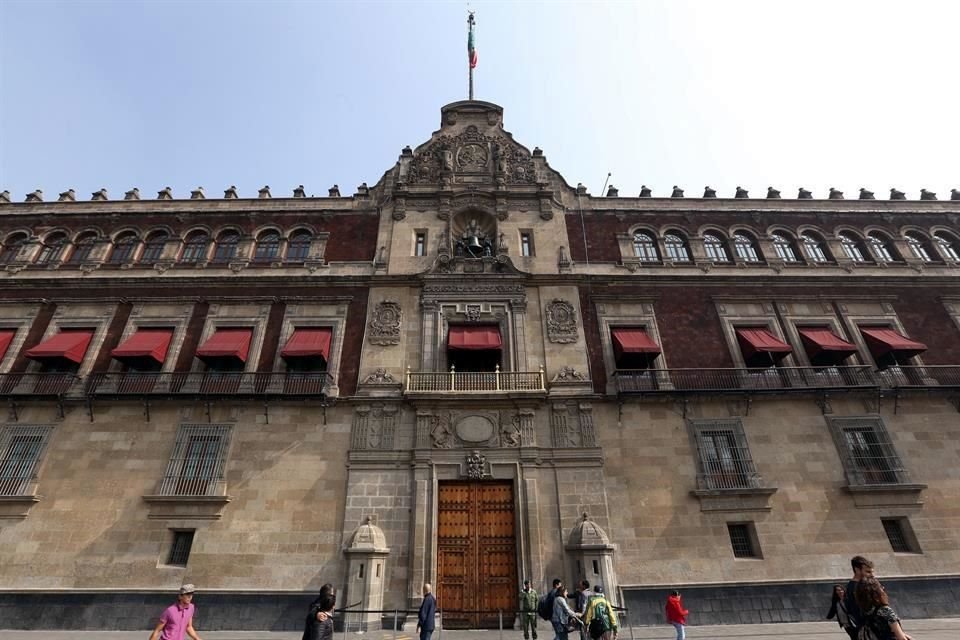 López Obrador dijo que se mudará a Palacio Nacional cuando su hijo menor termine la primaria.