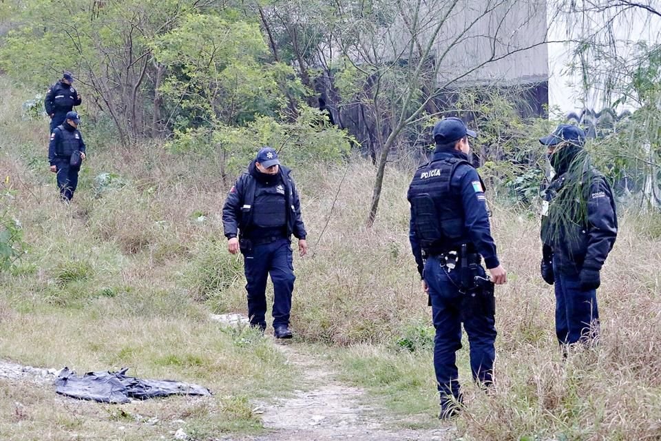 Policas de Monterrey recorren el terrenos donde result herido el guardia de un negocio de celulares.