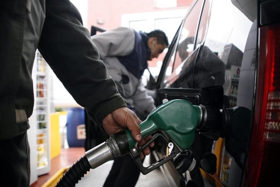 Pese a promesa de combustibles más baratos, el precio promedio de la gasolina regular en la Ciudad de México es 60% más cara que en Texas.