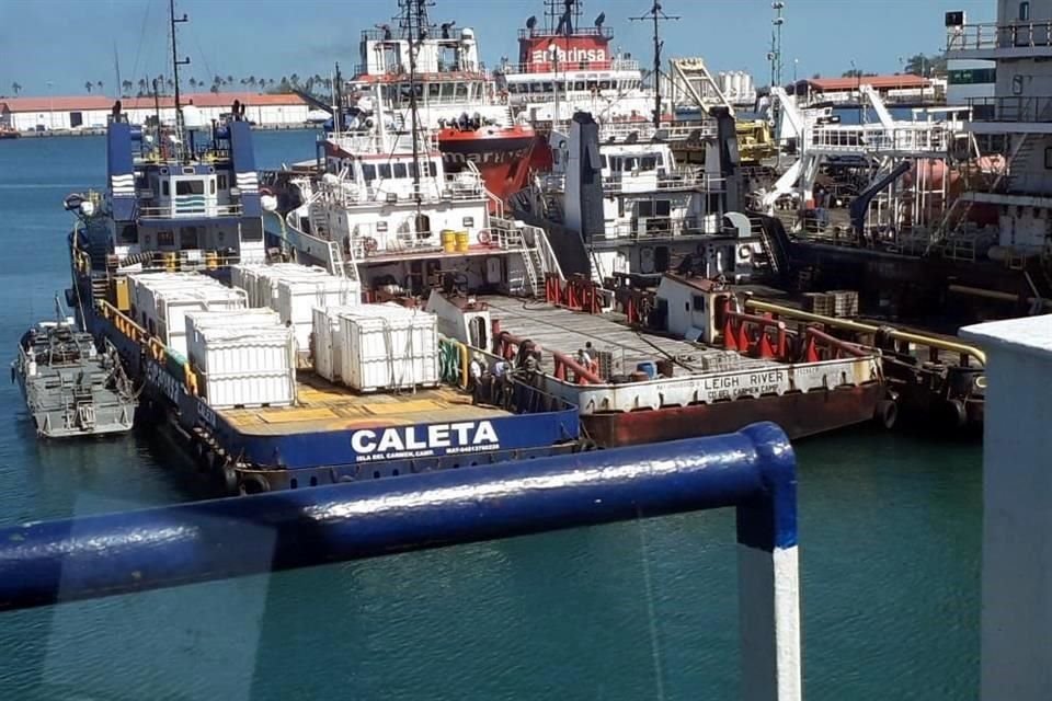 La embarcacin, de tres metros de calado y 52 metros de largo, fue llevada con todo y tripulacin (20 elementos) al puerto de Dos Bocas.