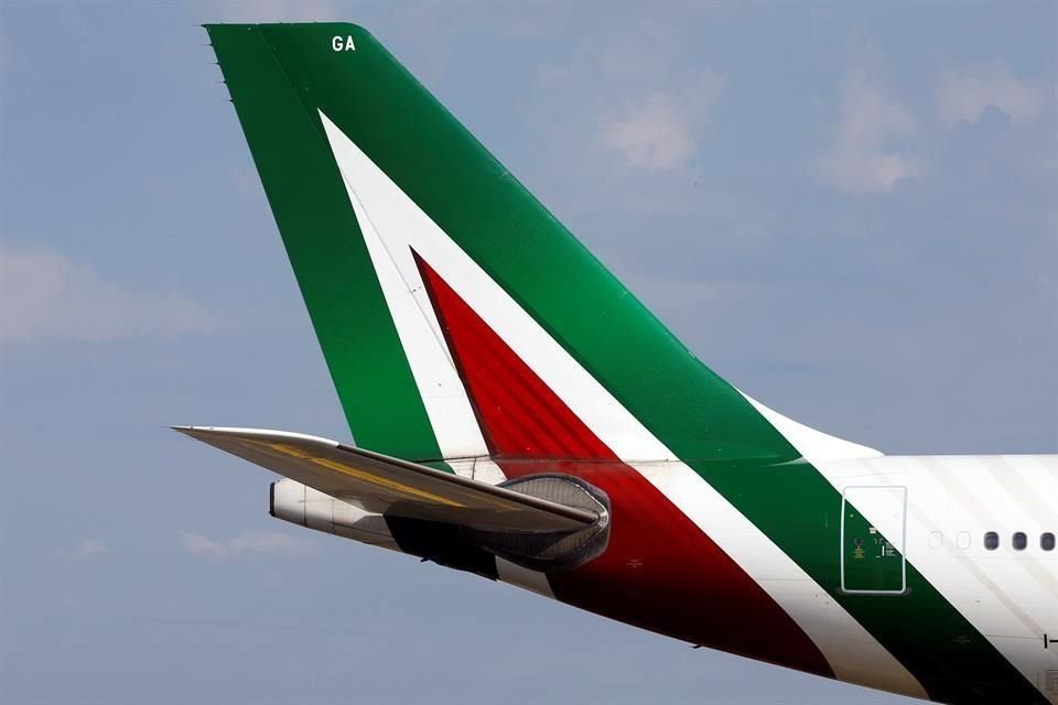 Según personas cercanas a las negociaciones, Delta y EasyJet pueden obtener hasta un 40 por ciento en la nueva compañía, y el resto se divide entre compañías controladas por el Gobierno italiano.