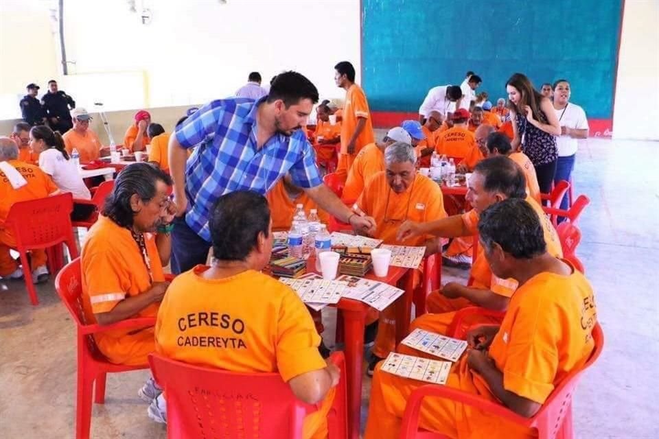 Marco Antonio de la Garza Garza convive con internos del Penal de Cadereyta, como parte de las actividades de su asociación 'Faro en el Camino', creada en febrero.