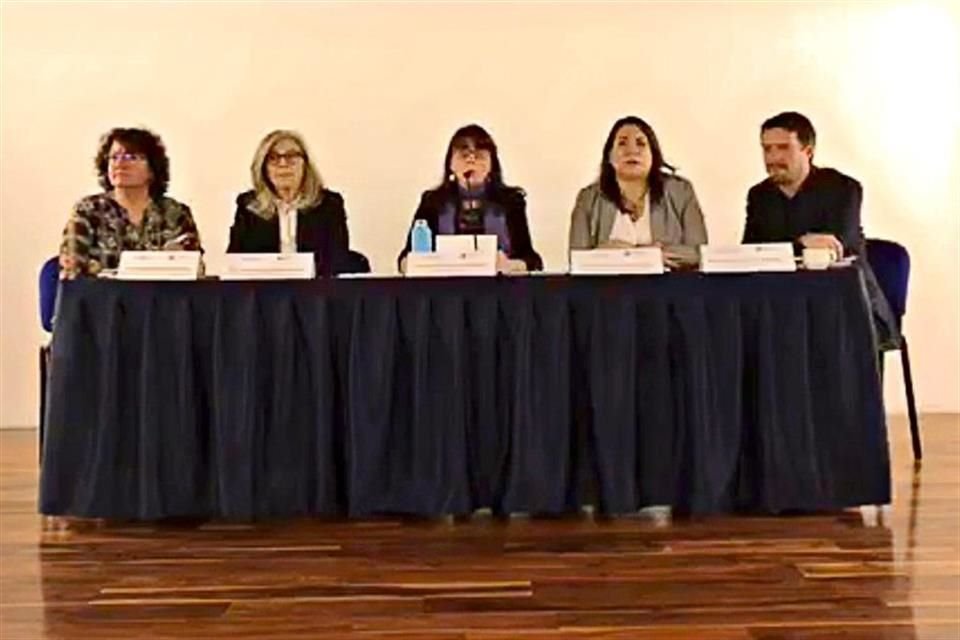 'Nuestra postura no es en ningún momento coartar la libertad de investigación', aseguró Álvarez-Buylla en conferencia de prensa.