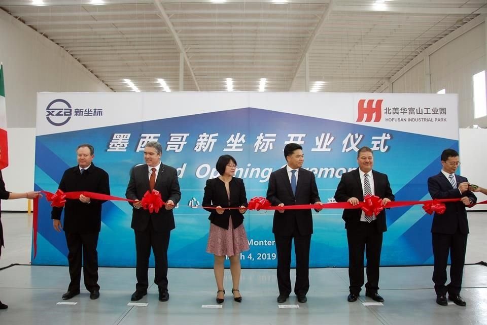 Directivos del Parque Industrial Housan y de la empresa china Hangzhou XZB Tech Co, en la inauguracin de sta, junto con funcionarios del Gobierno Estatal y municipal.