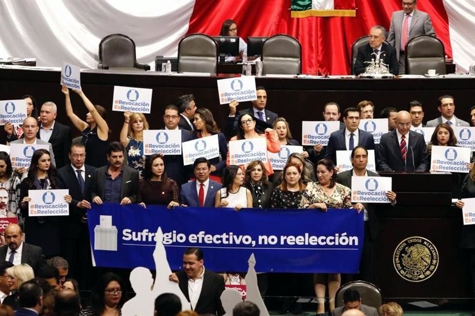 Diputados del PAN subieron a Tribuna con pancartas con la leyenda: #RevocacinEsReeleccin.