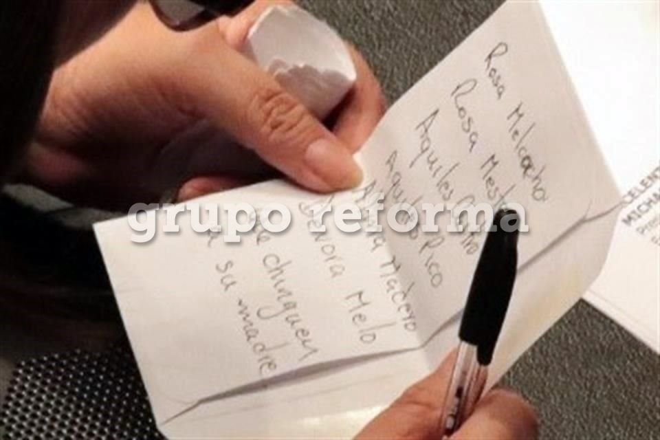 En el Pleno del Senado, a media sesin, la panista Xchitl Glvez comparti una lista de albures con el priista Miguel ngel Osorio Chong.