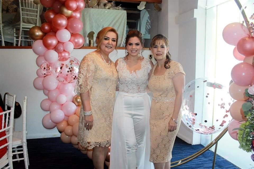 Claudia Palacios de Díaz, Ana Karen Santos Moncayo y Maricela Moncayo de Santos