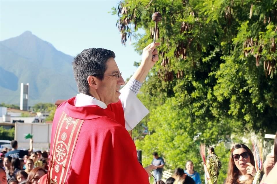 Padre Luis Antonio Álvarez Barroeta durante la bendición de los ramos