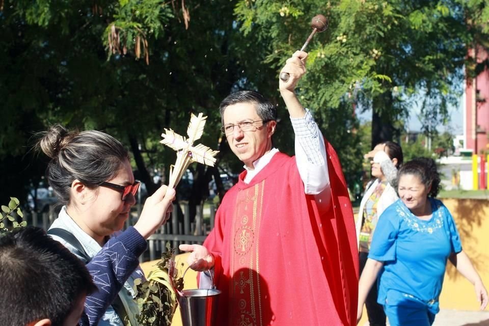Padre Luis Antonio Álvarez Barroeta durante la bendición de los ramos