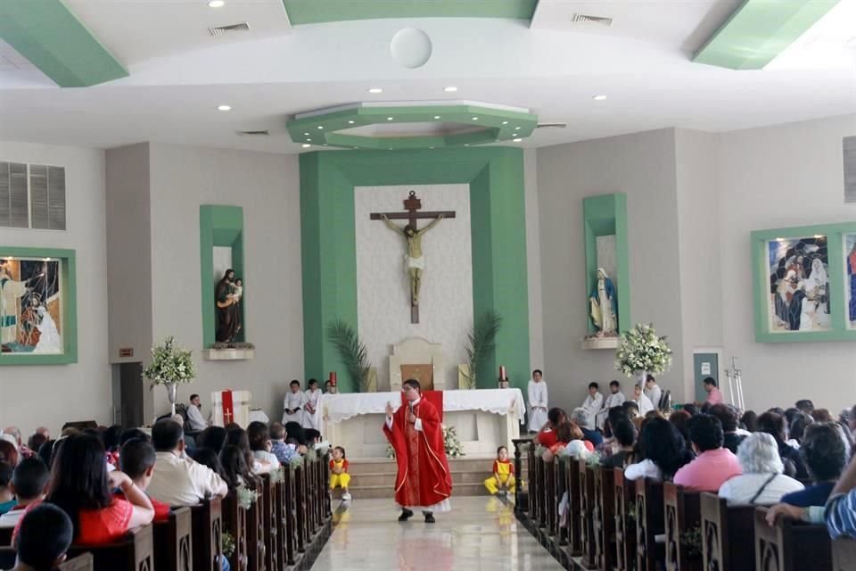 Padre Héctor Leal Cárdenas durante la misa y la bendición de los ramos