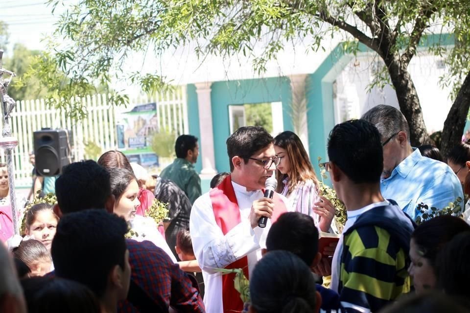 Padre Héctor Leal Cárdenas durante la misa y la bendición de los ramos