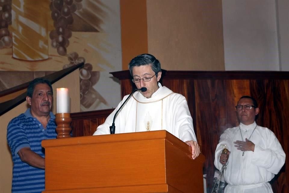 El Padre Luis Antonio Álvarez Barroeta oficiando la misa