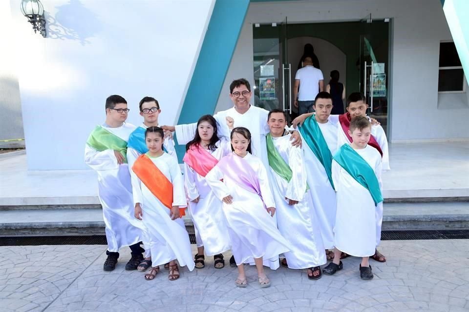 Párroco Héctor Leal Cárdenas junto a niños que representaron a los apóstoles en el Lavatorio de pies