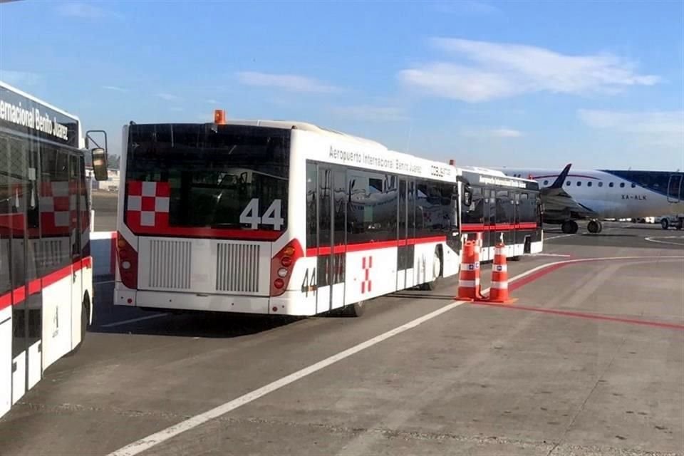 TERMINAL REMOTA. Viajeros provenientes de Estados Unidos y Europa debieron ser transportados en autobuses desde la terminal remota al edificio de la T1.