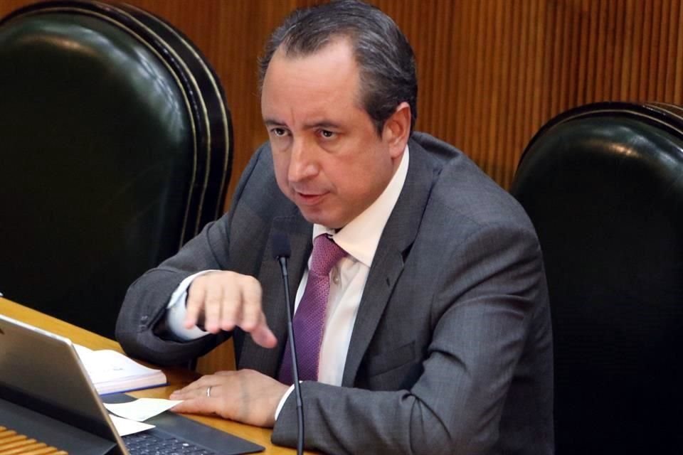 Carlos Garza, Tesorero del Estado.