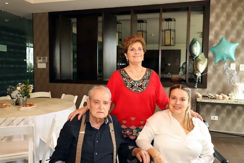 Javier Martínez, Norma Lankenau de Martínez y Liz Martínez
