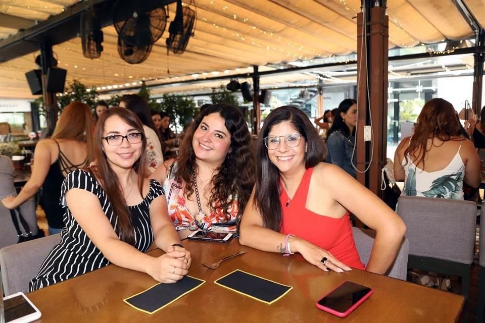 Myrna Salinas, Giselle López y Priscila Flores