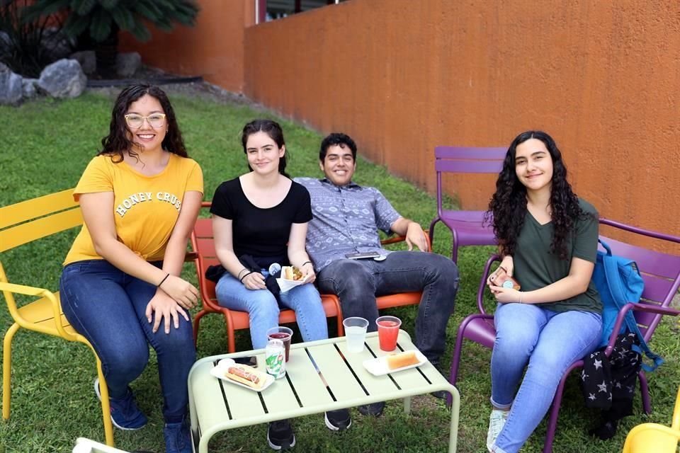 Regina Rezéndiz, Sara González Aréchiga, Adrián Robledo y Valeria Martínez