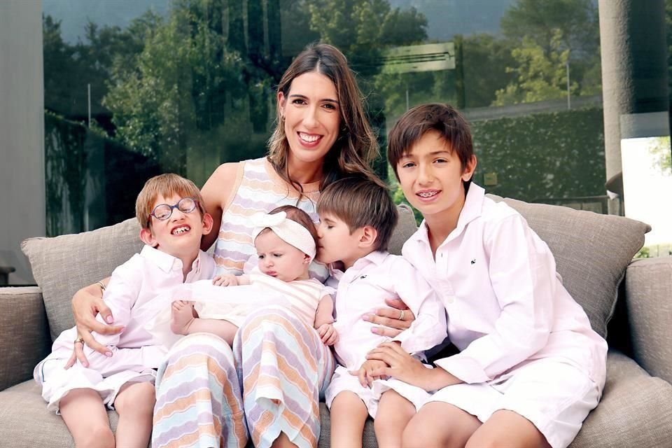 Mariana Canales de Lugo con sus hijos Emiliano, Mariana Macarena, Juan Pablo y Luis Alfonso Lugo Canales