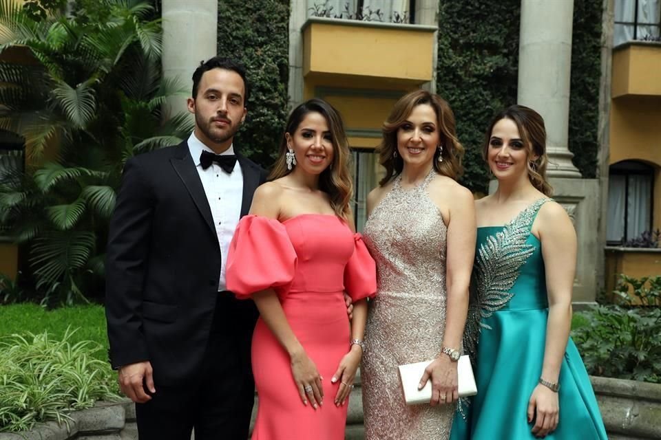 Familia del novio, Rodolfo Sánchez Garza, Carolina Victorio de Sánchez, Paty Garza Rubalcava y Daniela Sánchez Garza