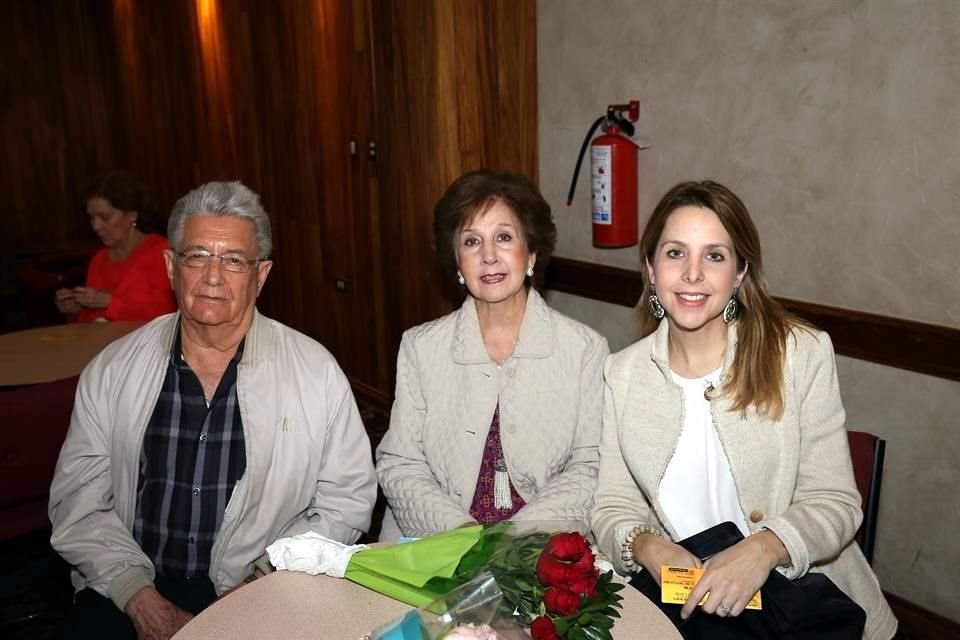 Marco Landeros, Silvia de Landeros y Marisil Landeros de Treviño