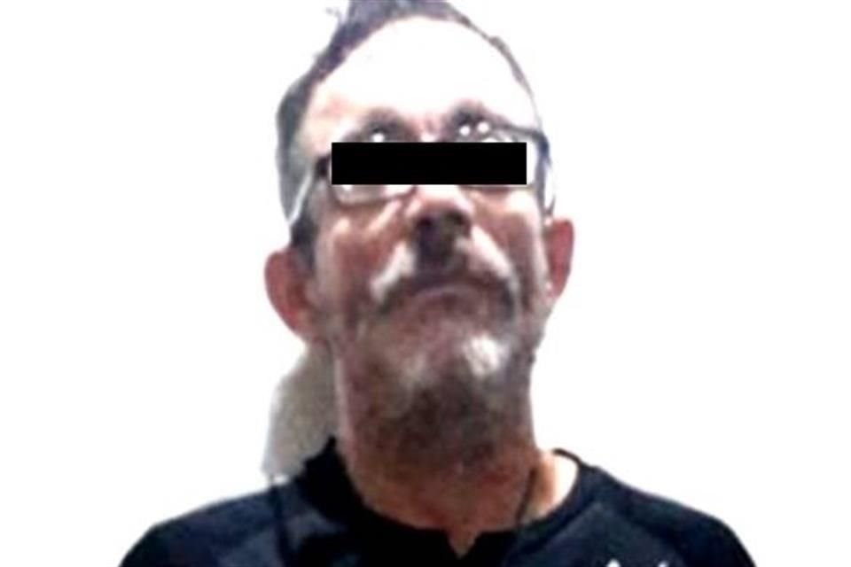El hombre fue identificado como Juventino, de 51 años, quien aparentemente se dedica al narcomenudeo en este sector del Municipio.
