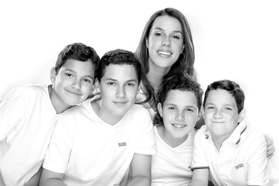 Miriam Salas de Lobo con sus hijos Mauricio, Francisco, Federico y Eugenio Lobo Salas